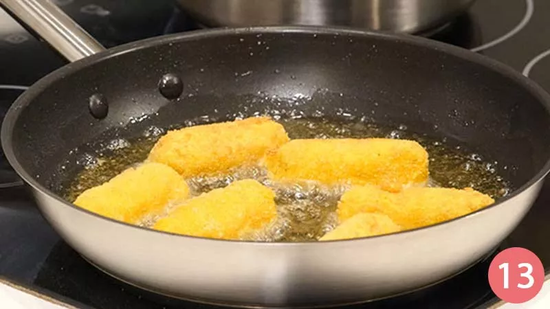 Friggiamo ora le crocchette, poche alla volta, in abbondante olio di semi di arachide bollente. Quando diventano dorate, le scoliamo su della carta assorbente.